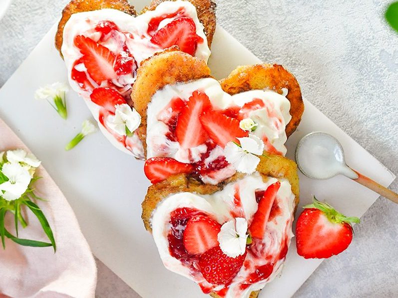 French-Knödel mit Erdbeer-Rosen-Kompott