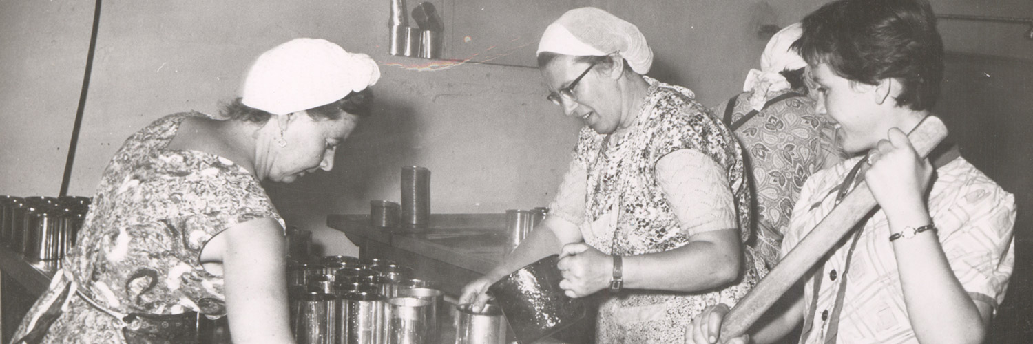 Bild von 1957, Menschen beim Kochen