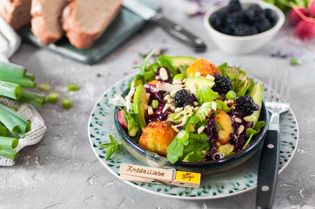 Leichter Sommersalat mit Knödelinos