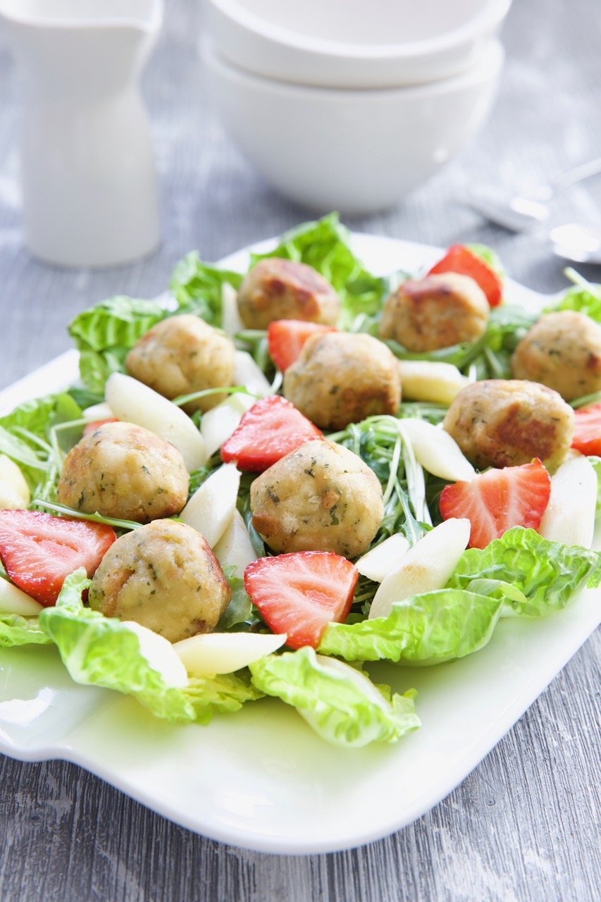 Semmelknödelinos-Salat mit Spargel und Erdbeeren