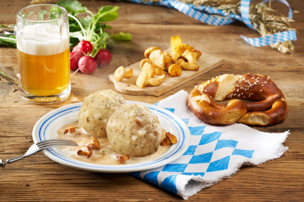 Semmelknödel mit Pfifferlingen, Bier und Brezn
