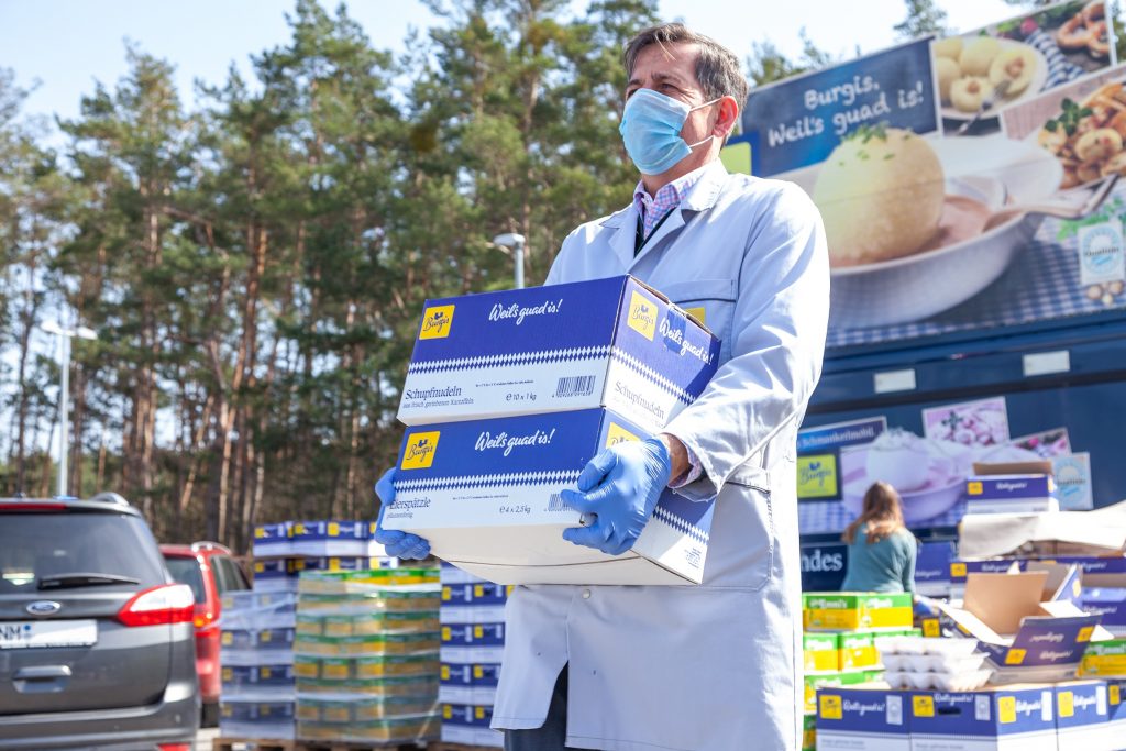 Timo Burger liefert Knödel aus