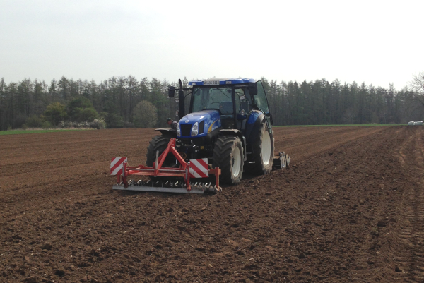 Aufbereitung des Feldes nach dem Winter