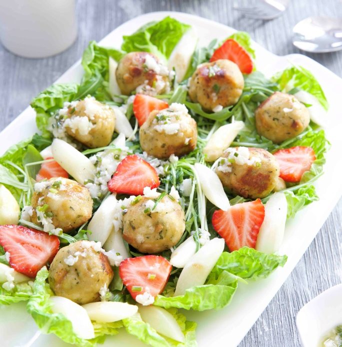 Osterrezept - Semmelknödelsalat mit Erdbeeren und Spargel