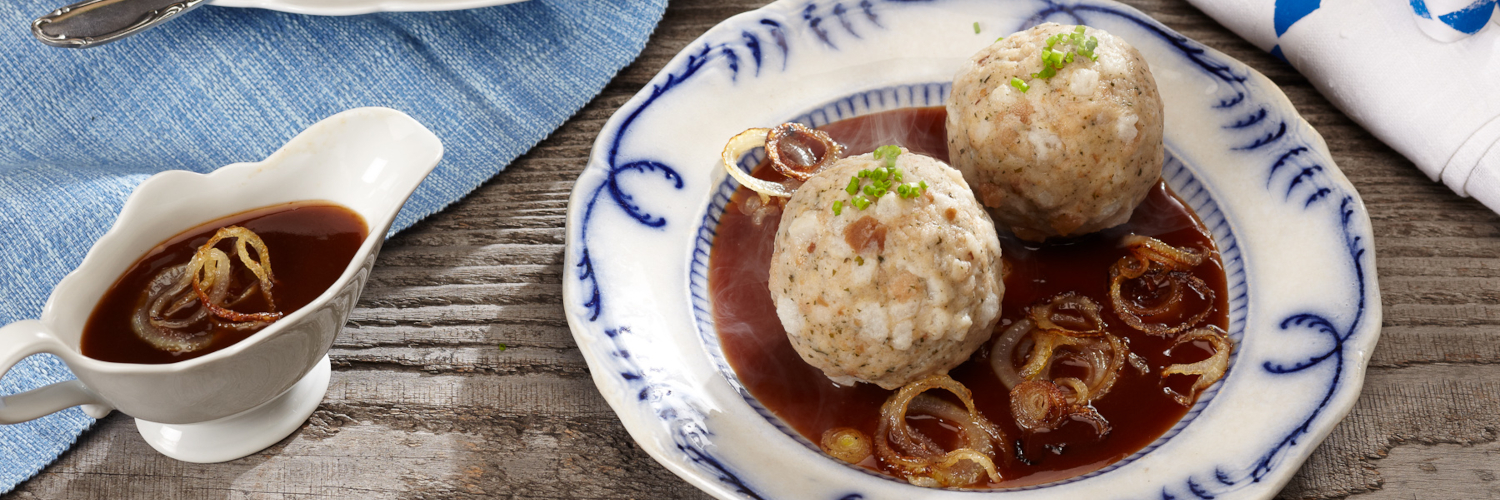 Semmelknödel mit Röstzwiebeln