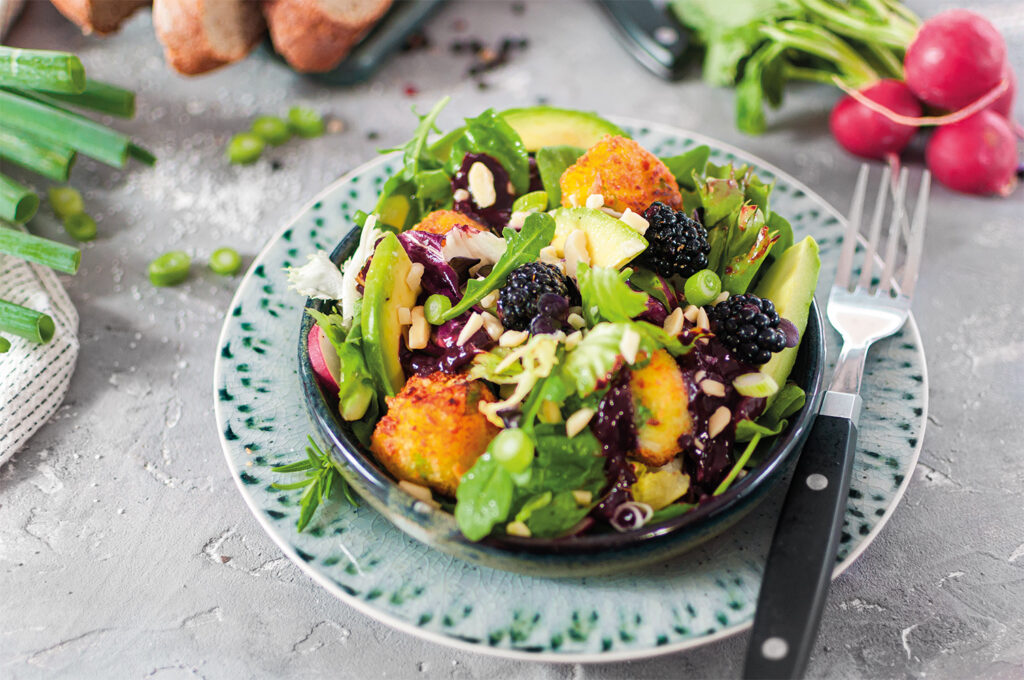 Bunter Plant based Sommersalat mit Knödelinos