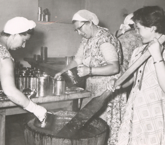 Bild von 1957, Menschen beim Kochen