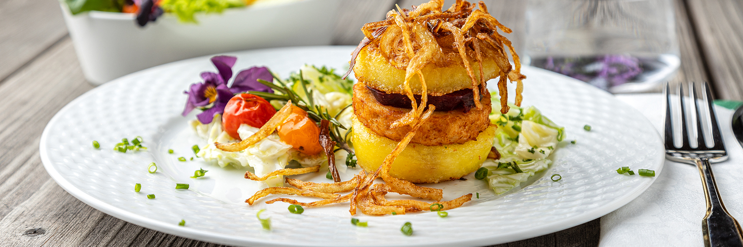 Kartoffelburger mit Rahmwirsing und Röstzwiebeln