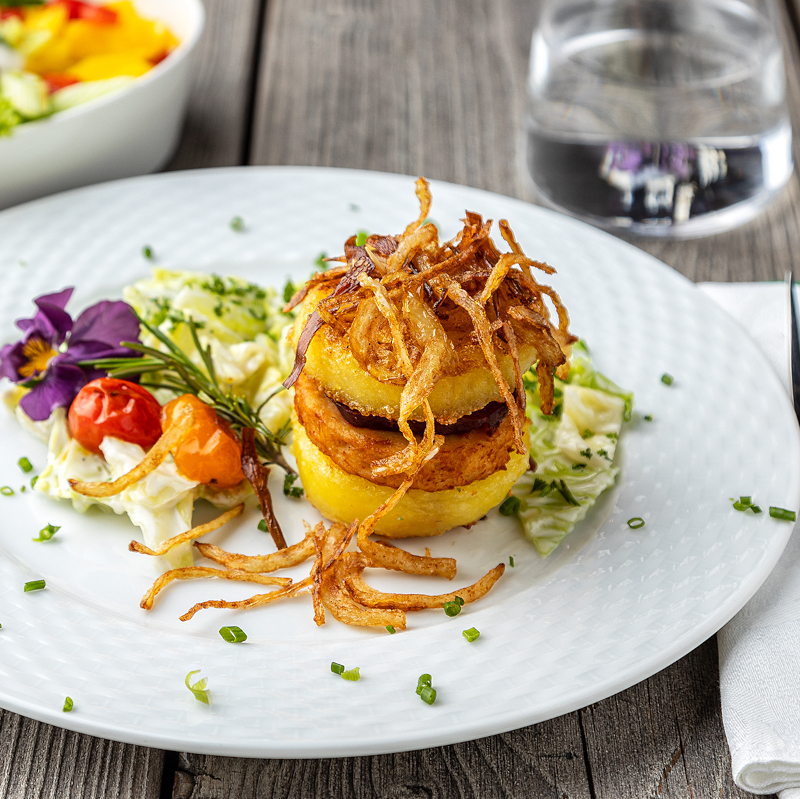 Kartoffelburger mit Rahmwirsing und Röstzwiebeln