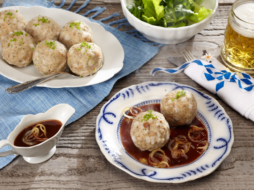 Semmelknödel mit Röstzwiebeln