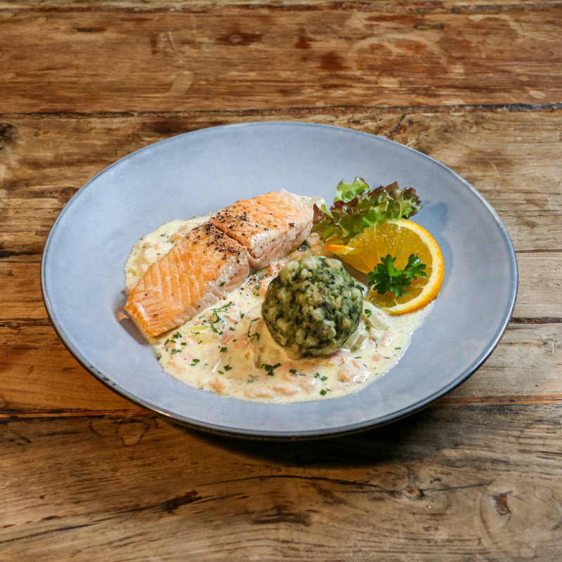 vegetarisches Festessen Spinatknödel mit Lachs-Sahne-Dill-Soße
