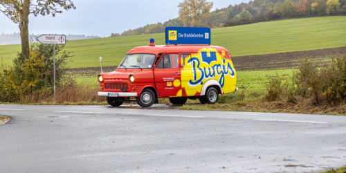 Ein rot-gelbes Burgis Auto