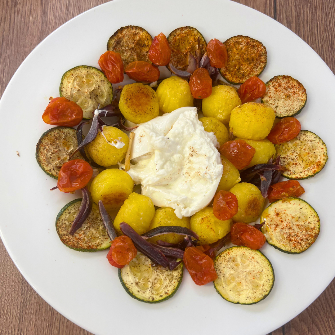 knusprige Knödelinos und buntes Gemüse getoppt mit Burrata