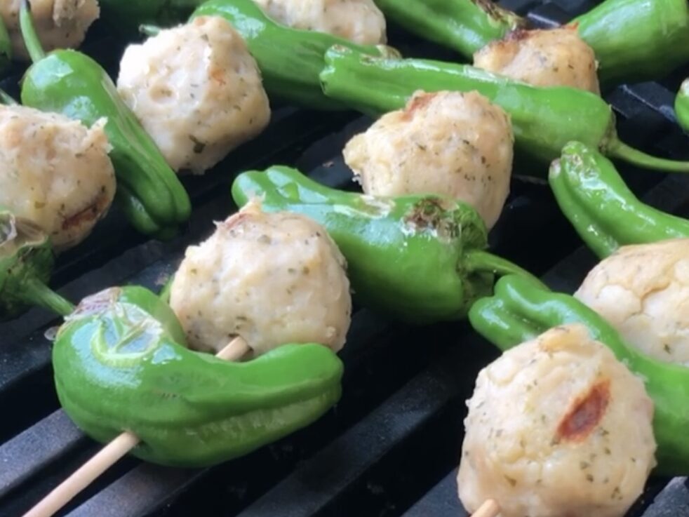 Bunte Grillspieße mit Pimentos