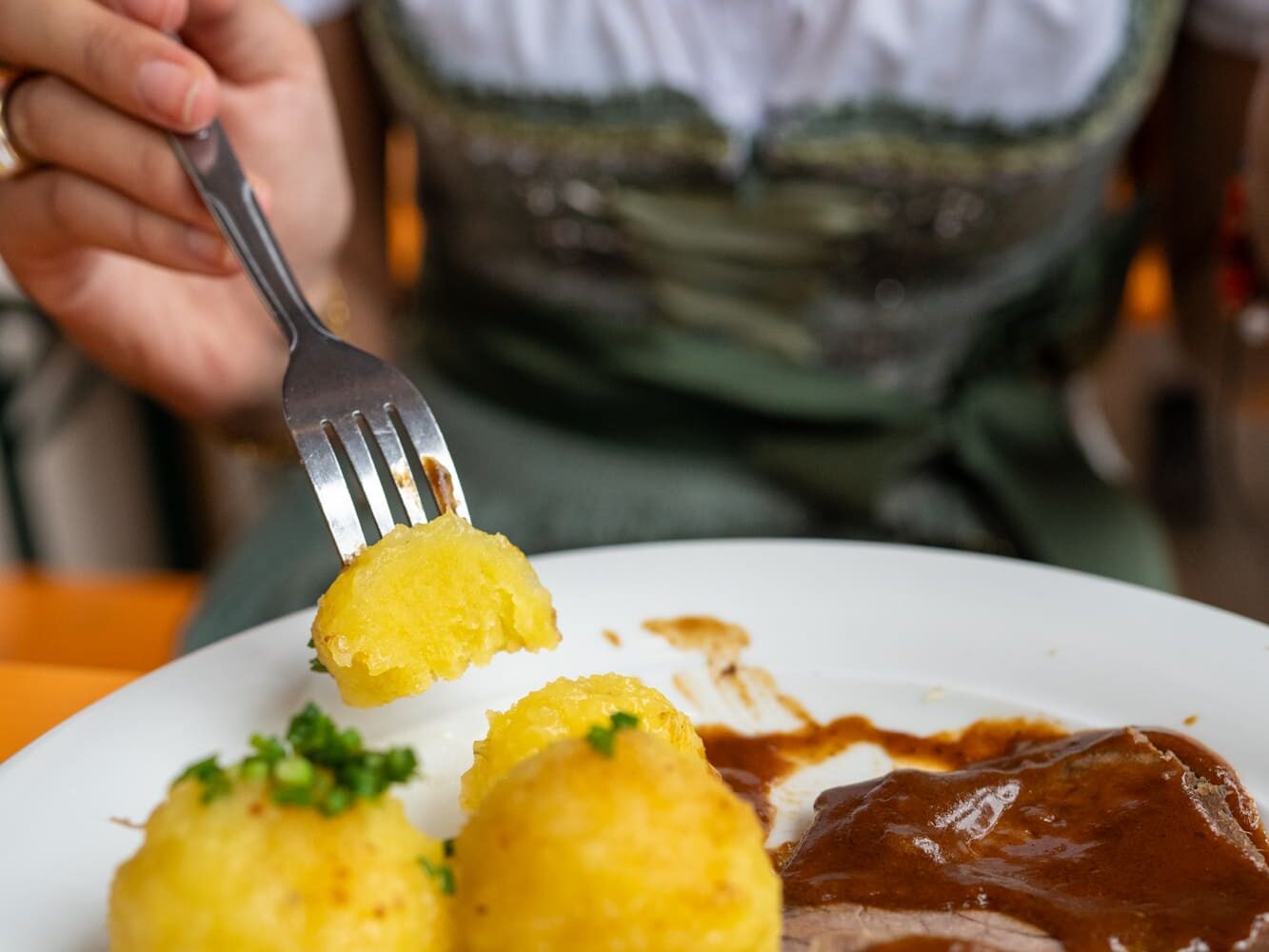 Knödel auf der Wiesn auf der Gabel