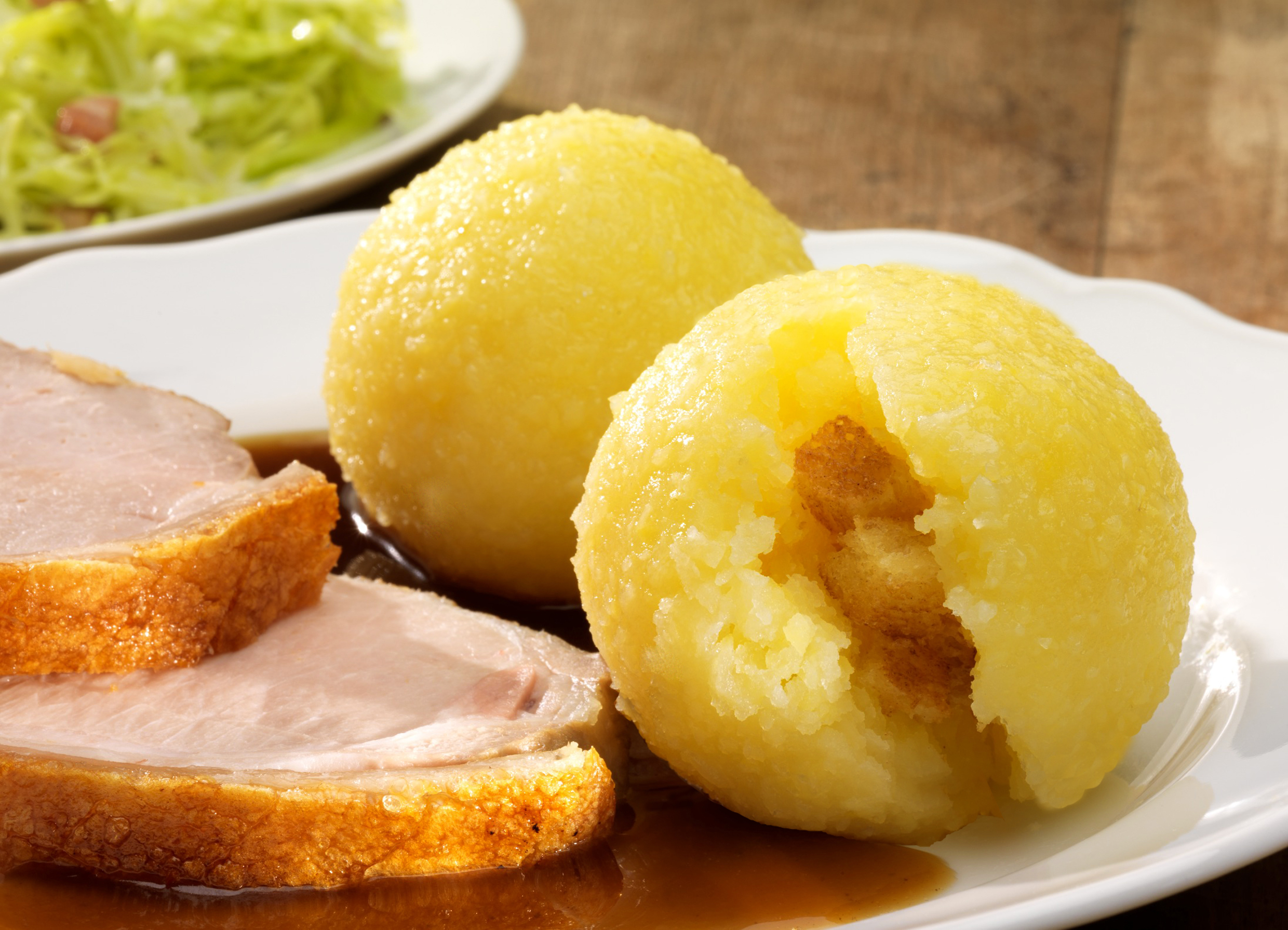 Schweinekrustenbraten mit Kartoffelknödeln