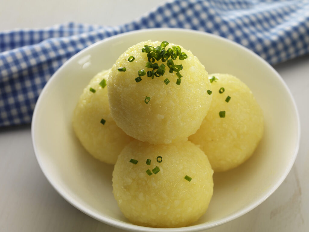 Knödel auf Teller mit Petersilie