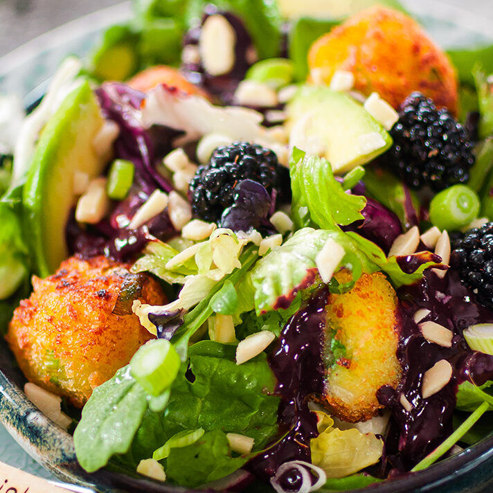 Bunter Sommersalat mit knackigen Knödelbällchen und fruchtigem Dressing