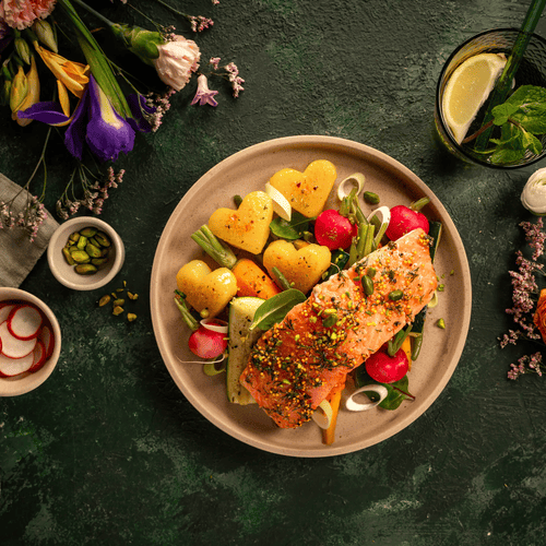 Herzelinos® mit Lachsfilet auf Frühlingsgemüse &amp; Pistazien-Topping