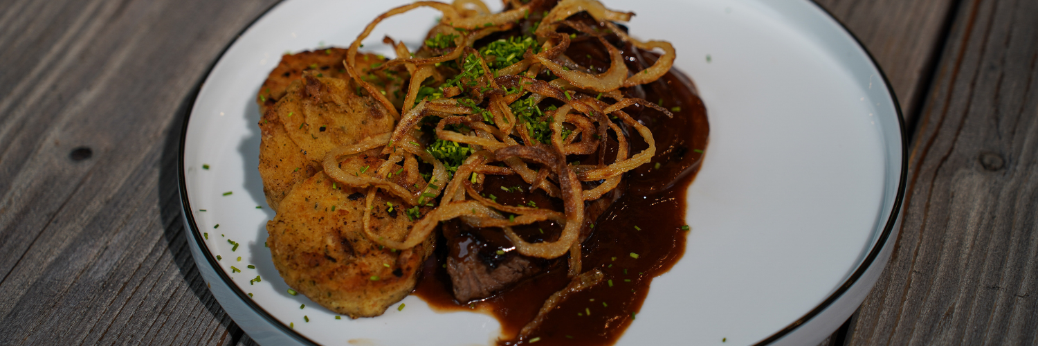 Zwiebelrostbraten mit gerösteten Knödelscheiben