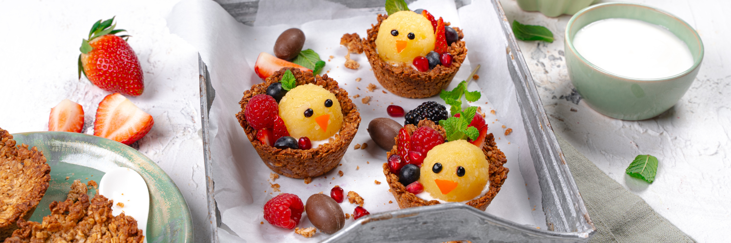 Granolanester mit Joghurt, bunten Früchten & Knödelinos® – Knusprig, frisch & fruchtig!