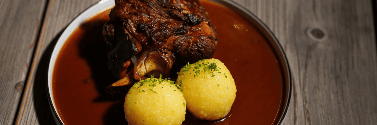 Schweinshaxe mit Knödel – Knusprig, deftig & traditionell!