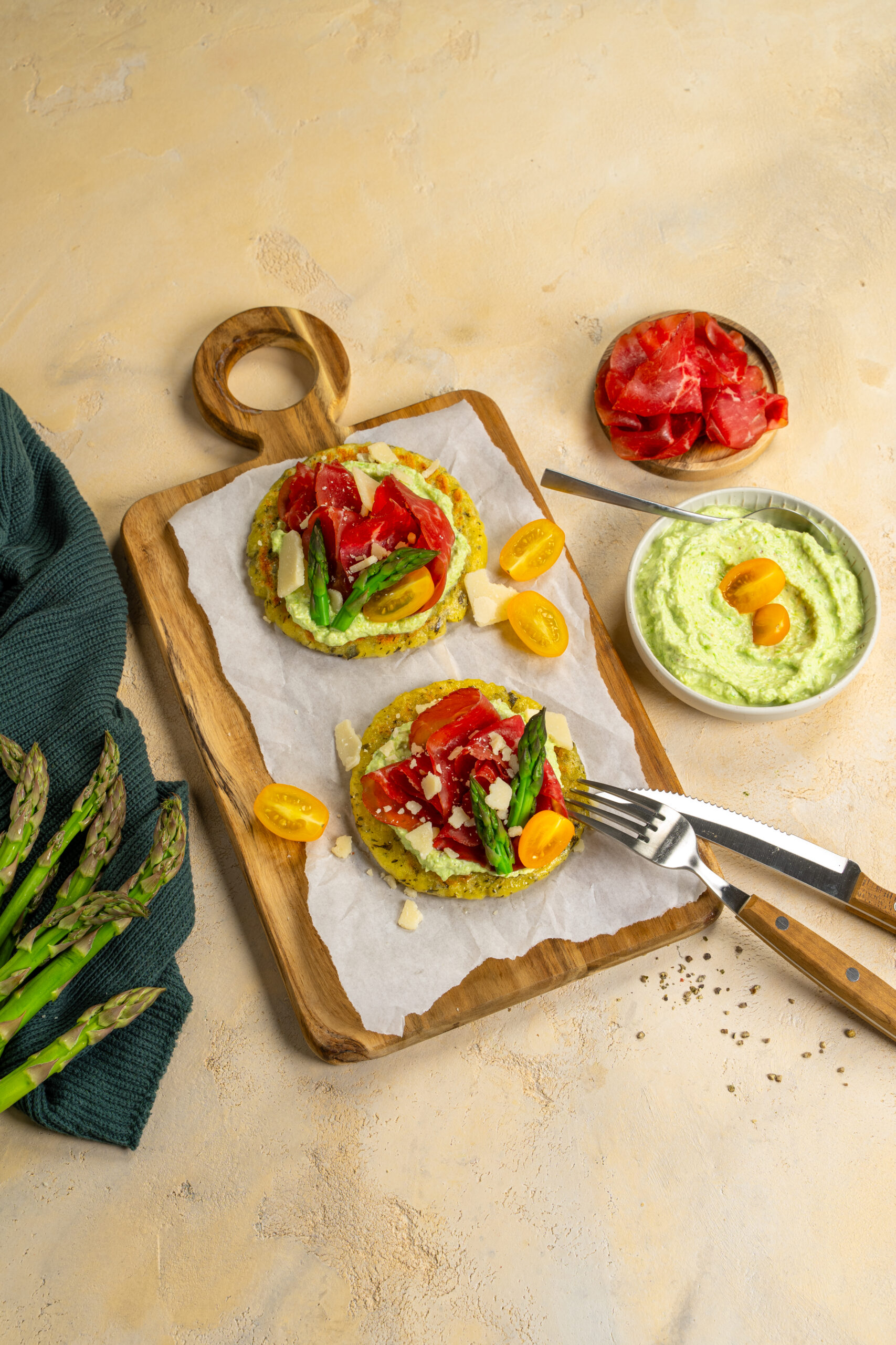 Roundies® mit Spargel, Frischkäse, Bresaola & Parmesan