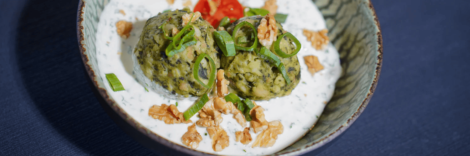 Spinatknödel mit Ricotta-Sahne-Soße – Cremig & lecker!
