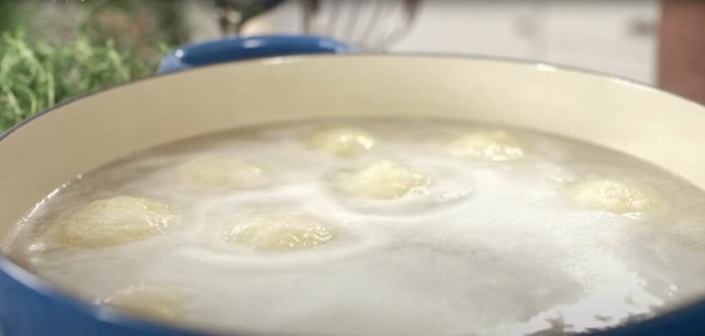 Knödel in großem Topf werden gekocht