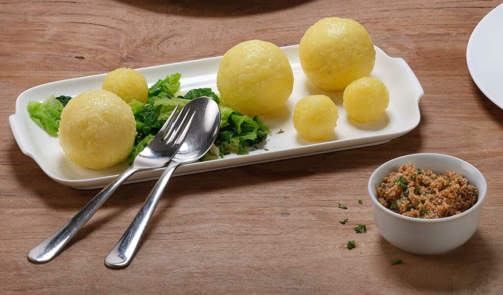 Unterschiedlich große Knödel auf Teller
