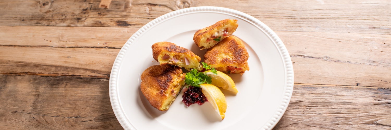 Kartoffel-Cordon bleu auf Tomatensoße und Buttererbsen