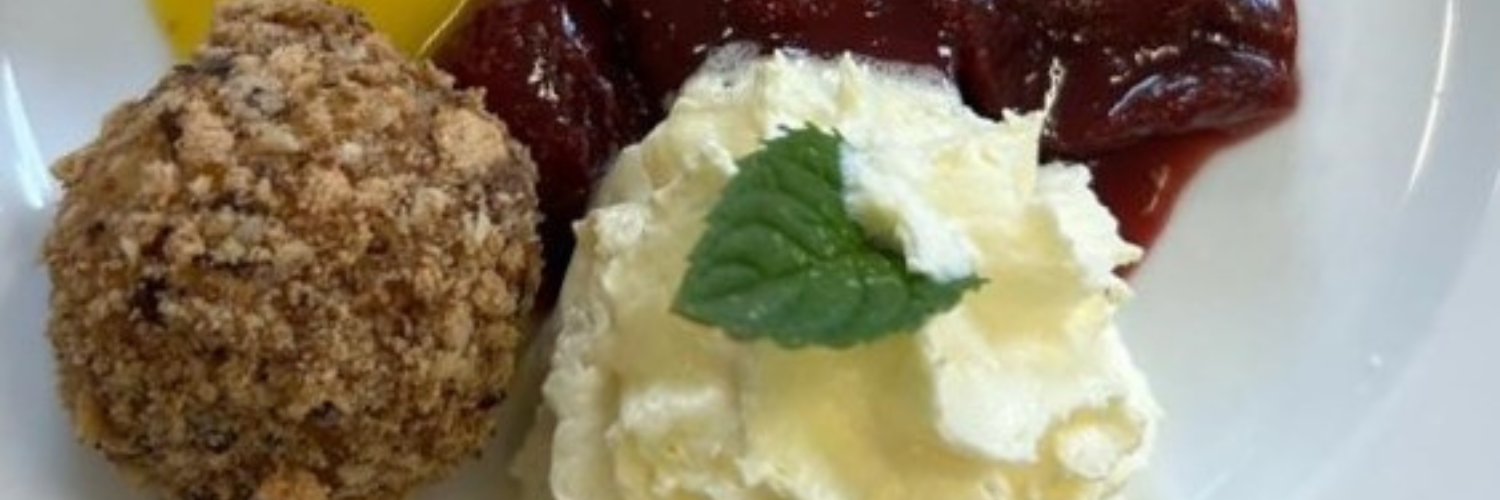 Gebröselte Kartoffelknödel auf Zwetschgenröster mit Vanillesoße