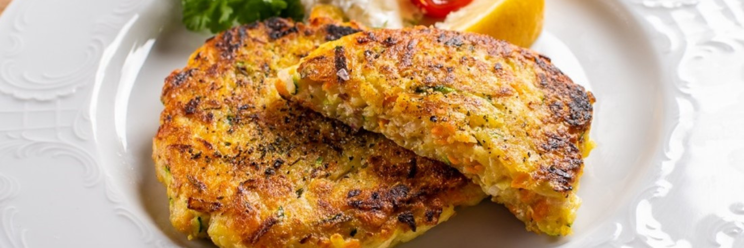 Kartoffel-Gemüse-Puffer mit mariniertem Pflücksalat