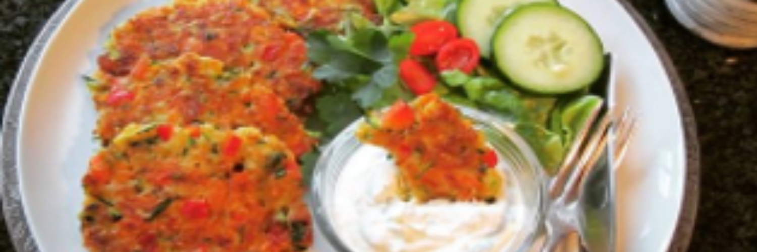 Möhren-Walnusspuffer mit Kräuterquark