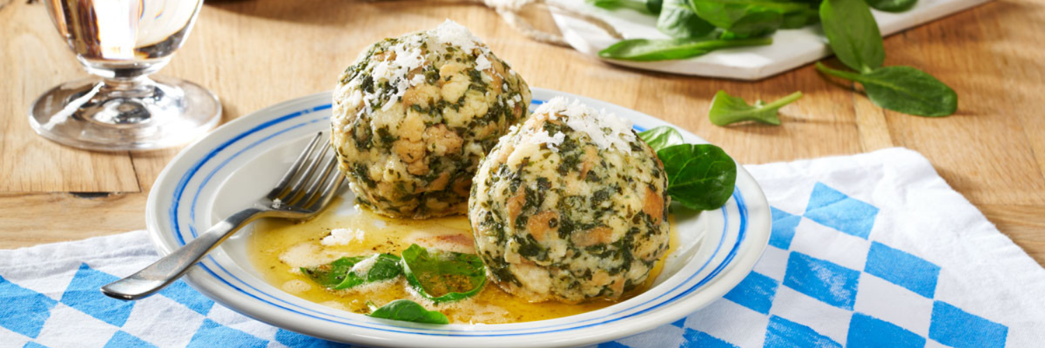 Spinatknödelinos mit Butter und Parmesan