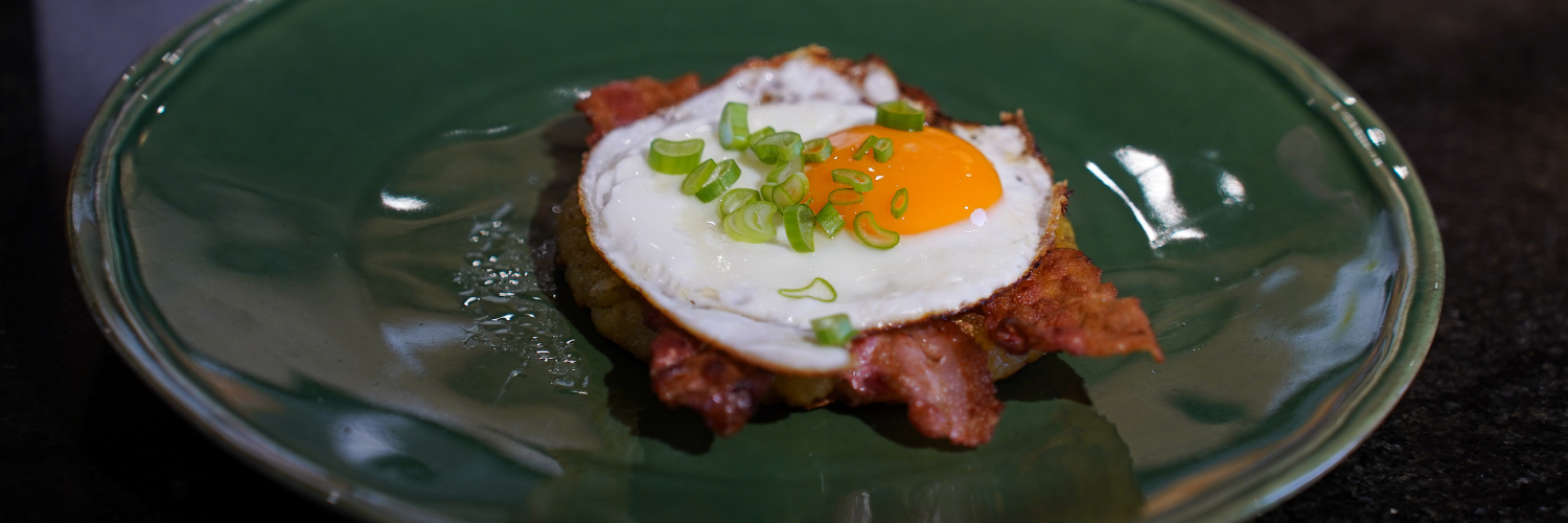 Frühstücksroundie mit Bacon und Ei